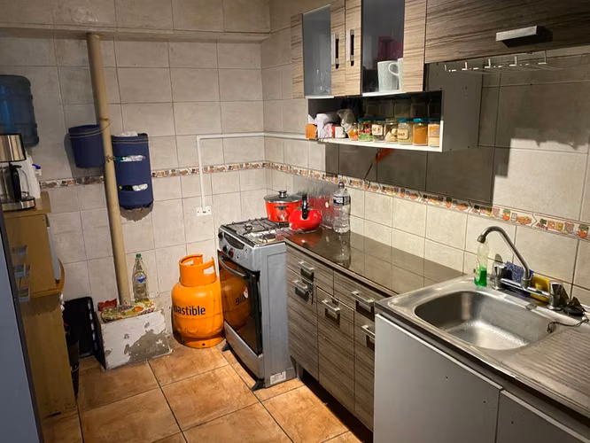 Casa Sólida de 2 Pisos en Sector Centro | Calle Esmeralda | 4D + 1B - Imagen 9