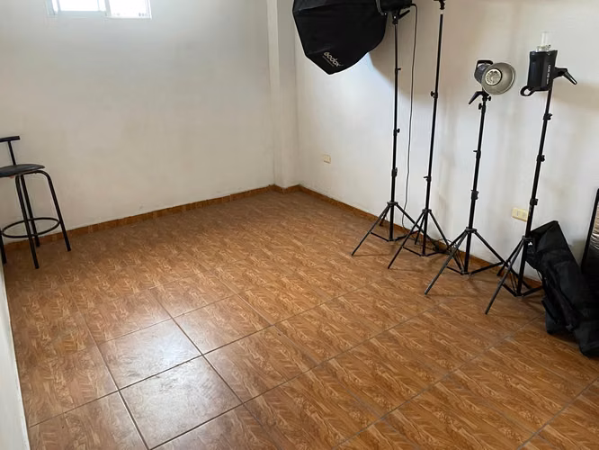 Casa Sólida de 2 Pisos en Sector Centro | Calle Esmeralda | 4D + 1B - Imagen 10