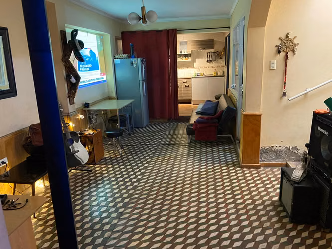 Casa Sólida de 2 Pisos en Sector Centro | Calle Esmeralda | 4D + 1B - Imagen 4