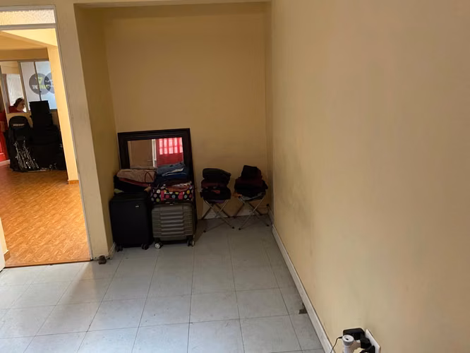 Casa Sólida de 2 Pisos en Sector Centro | Calle Esmeralda | 4D + 1B - Imagen 14