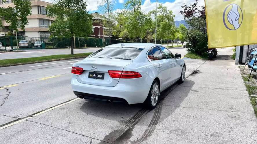JAGUAR XE 2.0 AUT (2018) - Imagen 3