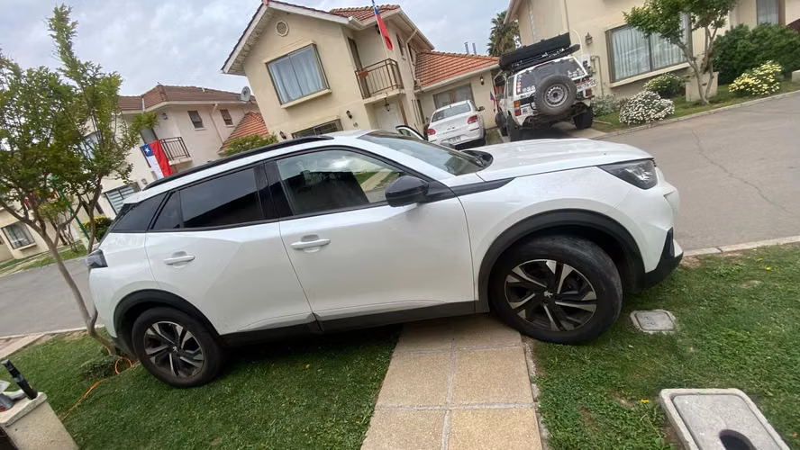 Vendo Peugeot 2008 Allure año 2023, motor 1.2 PureTech de 130 HP, - Imagen 2