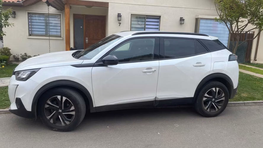 Vendo Peugeot 2008 Allure año 2023, motor 1.2 PureTech de 130 HP,