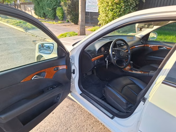 MERCEDES BENZ E200 AUT