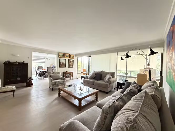 Precioso, iluminado y remodelado departamento se vende en Las Condes