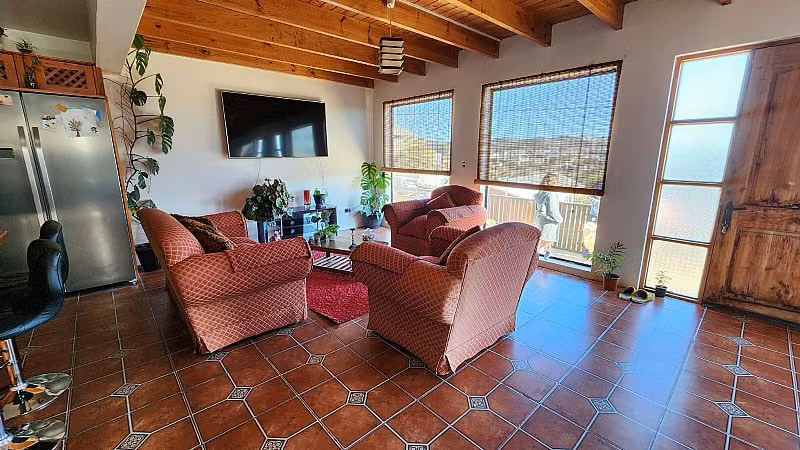 HERMOSA CASA CON TRES CABAÑAS EN VENTA EN PICHILEMU