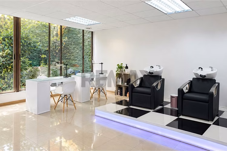 Oficina en providencia con estacionamiento y bodeg