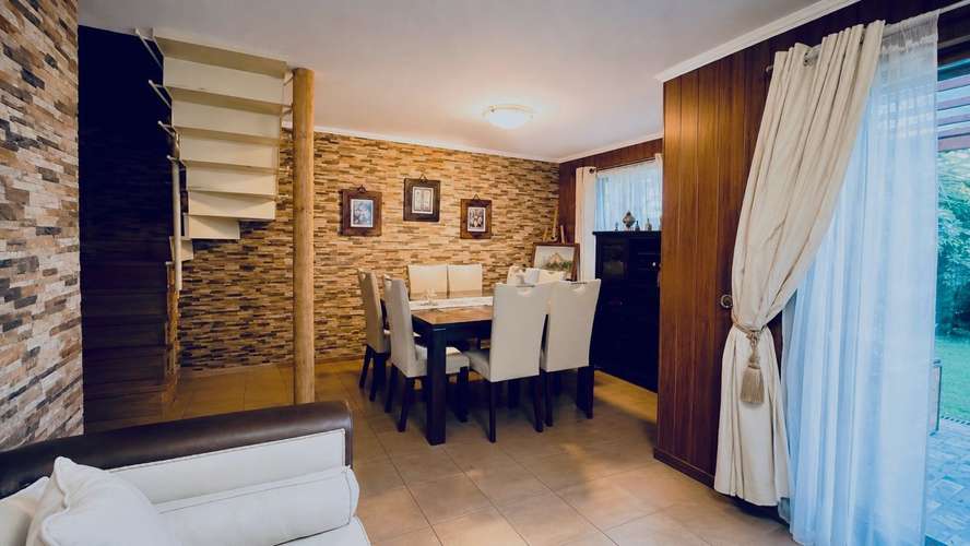 VENTA HERMOSA CASA EN AVENIDA, ESTACIONAMIENTO Y PATIO
