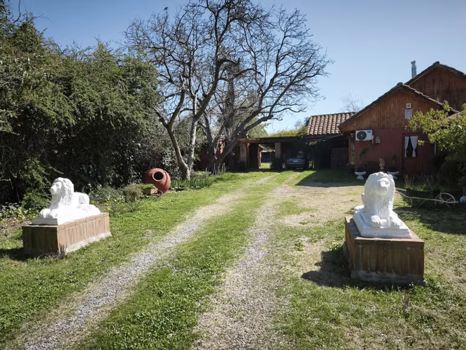 GRAN CASA COLONIAL RODEADA DE JARDINES EN AMPLIO TERRENO