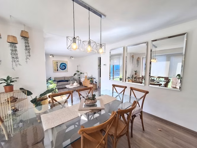 HERMOSA CASA FAMILIAR / EXCELENTE UBICACIÓN - Imagen 2