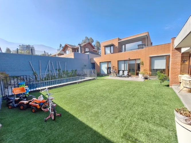 HERMOSA CASA FAMILIAR / EXCELENTE UBICACIÓN - Imagen 25