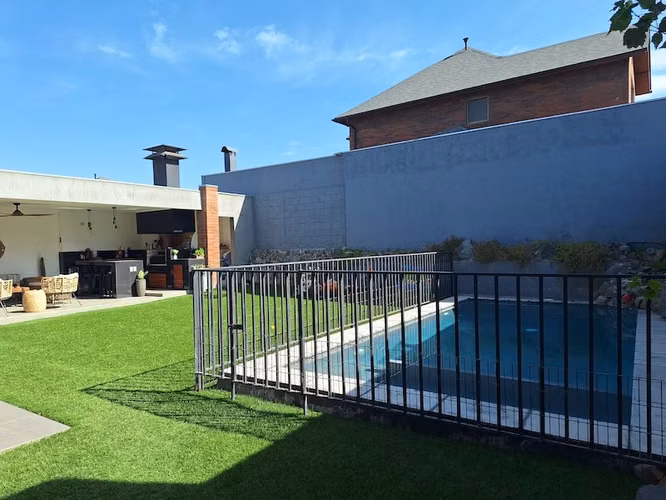 HERMOSA CASA FAMILIAR / EXCELENTE UBICACIÓN - Imagen 23