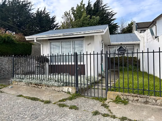 CASA CON AMPLIO TERRENO Y QUINCHO EN CALLE MIRAFLORES