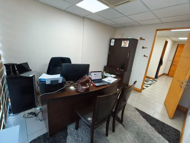 DE ARRIENDA OFICINA EDIF TORRE CARMEN 1 PRIVADO CON RECEPCION SIN ESTAC.