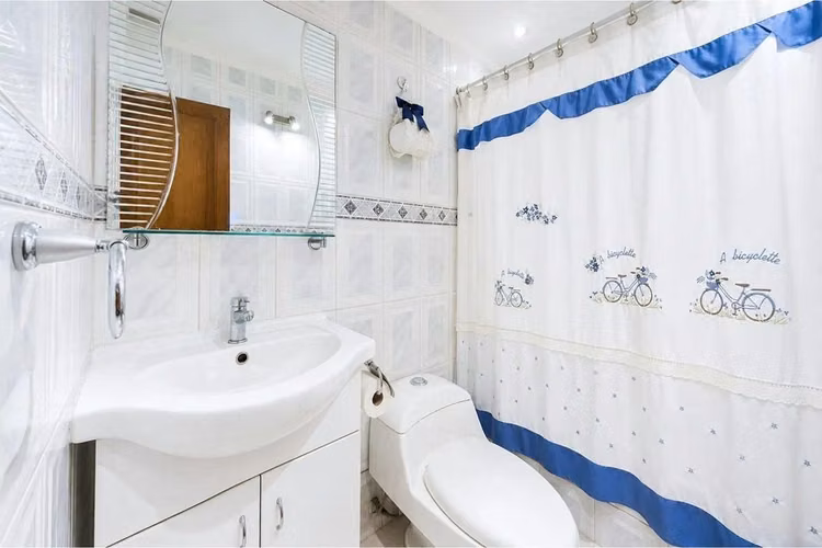 Amplia Casa 6d | 5b Con Piscina En Las Condes - Imagen 20