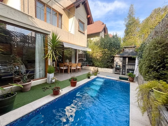 Casa Condominio venta Las Condes / I. La Católica / Vespucio