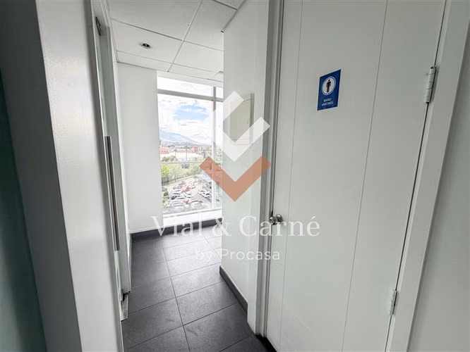 Oficina en venta en Lo Barnechea / Av.la dehesa
