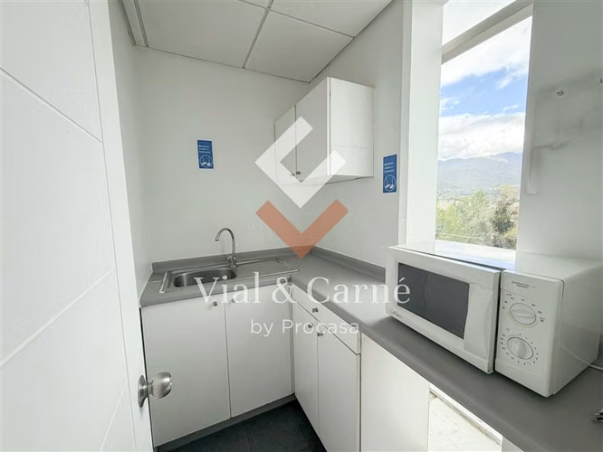 Oficina en arriendo en Lo Barnechea / Av.la dehesa