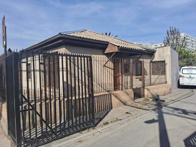 Casa Esquina, Aislada, Sin Gasto Común, Locomoción a 2 cuadras - Imagen 3