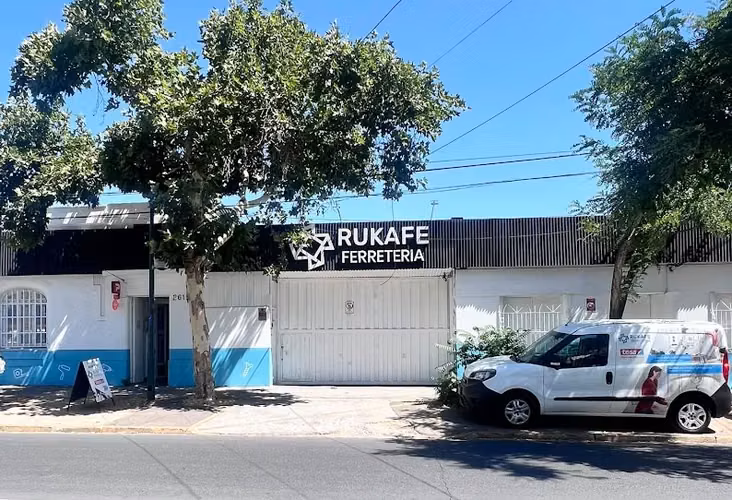 Amplia propiedad comercial .