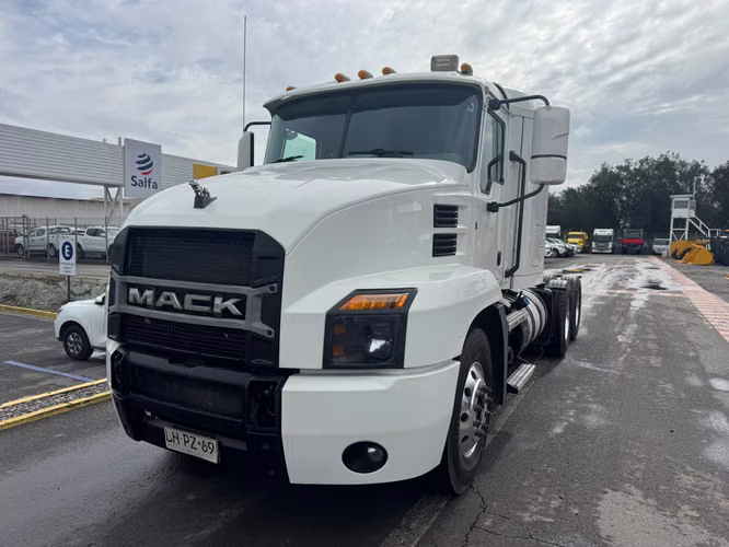 Tracto camión Mack modelo Anthem