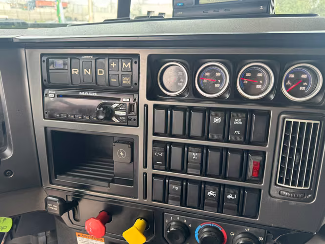 Tracto camión Mack modelo Anthem - Imagen 10