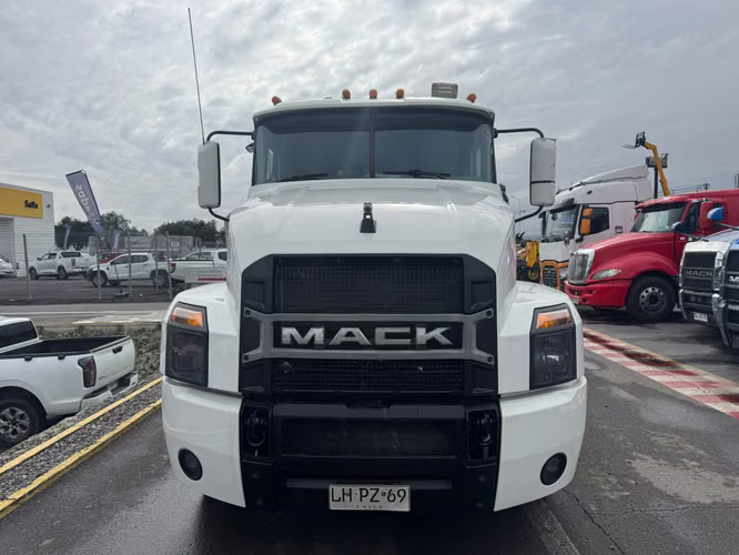 Tracto camión Mack modelo Anthem - Imagen 2