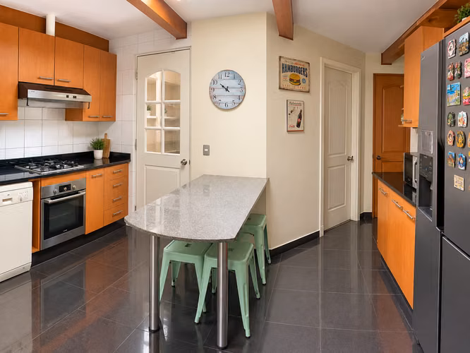 EXCELENTE CASA AMPLIADA 2 SUITES, 4 DORM + SERVICIO, DOBLE WALK-IN CLOSET - Imagen 6