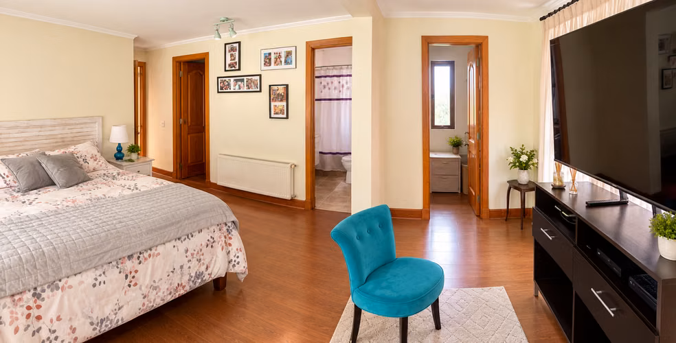 EXCELENTE CASA AMPLIADA 2 SUITES, 4 DORM + SERVICIO, DOBLE WALK-IN CLOSET - Imagen 9