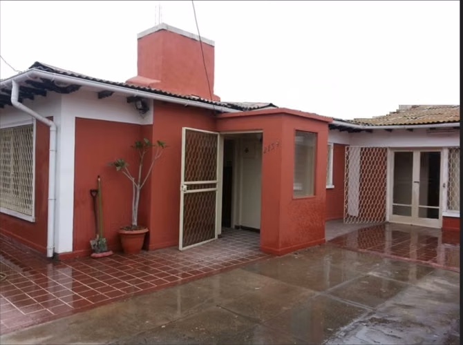 Vende casa para uso comercial, en San Antonio, Barrancas. 9 oficinas.