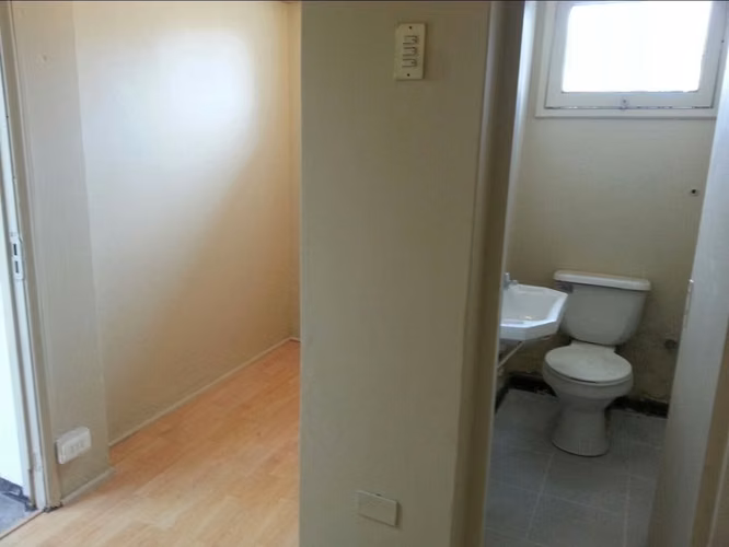 Vende casa para uso comercial, en San Antonio, Barrancas. 9 oficinas.