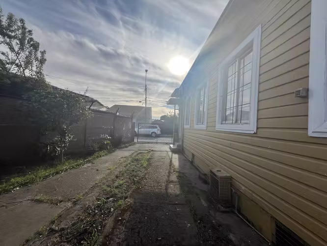 Amplia casa de madera, antigua, gran terreno. Talcahuano.
