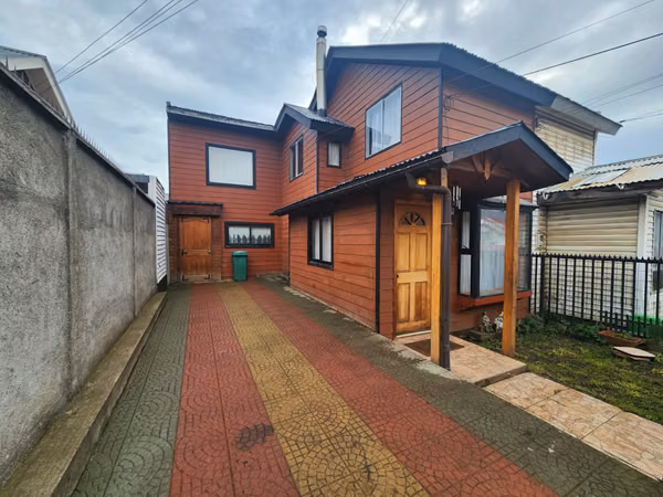 Coyahique, arriendo. Amplia y hermosa casa. 6 minutos de la plaza