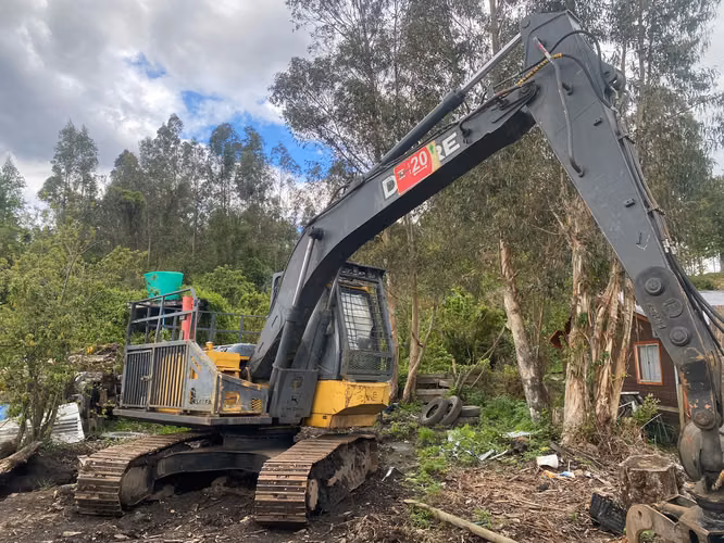 Excavadora forestal John Deere 200D LC con garra – 16.000 hrs