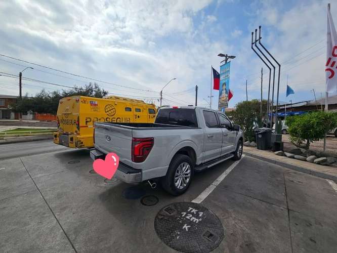 Camioneta Ford F150 Lariat Luxury - Imagen 4