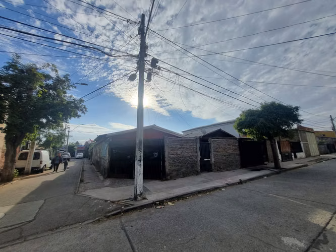 AMR VENDE casa de esquina en San Bernardo 6D 2B 4E