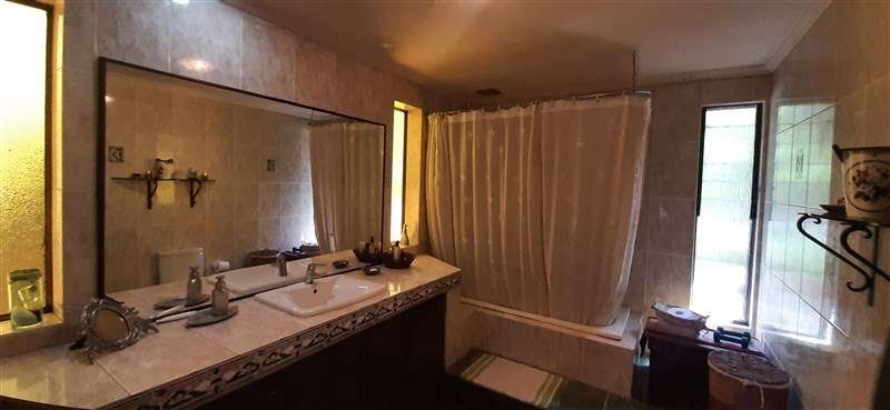 Casa en venta de 5 dorm. en Calera de Tango