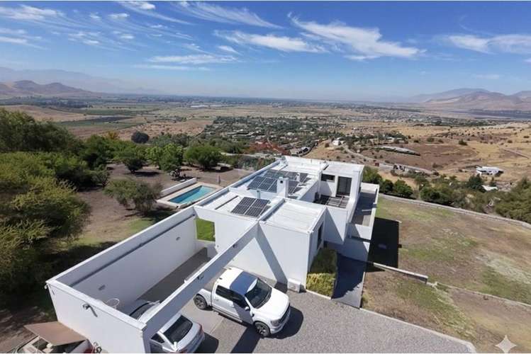Casa de lujo autosustentable con piscina en lampa - Imagen 4