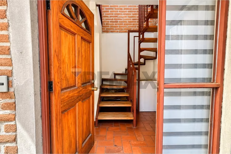 ¡casa con encanto, patio privado y quincho! - Imagen 3