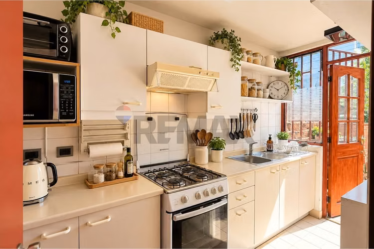 ¡casa con encanto, patio privado y quincho! - Imagen 9