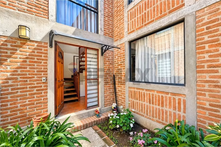 ¡casa con encanto, patio privado y quincho! - Imagen 1