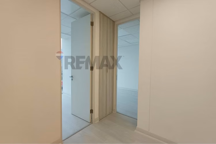 Oficina en venta plaza egaña se reciben ofertas - Imagen 5