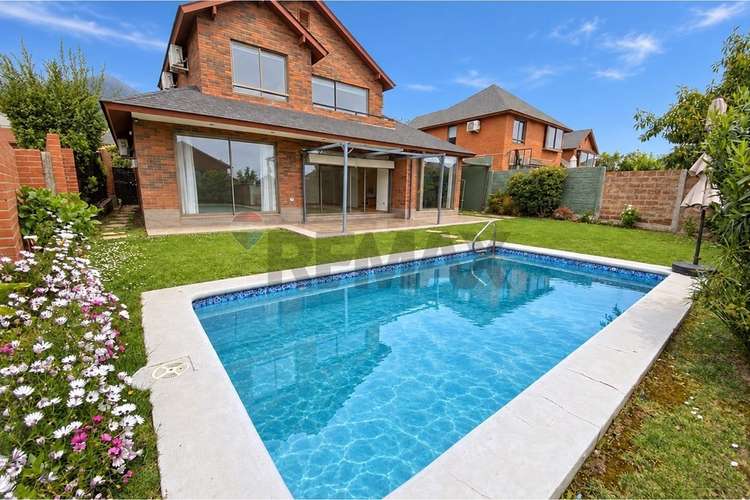 Casa en venta con piscina y terraza, las pircas.