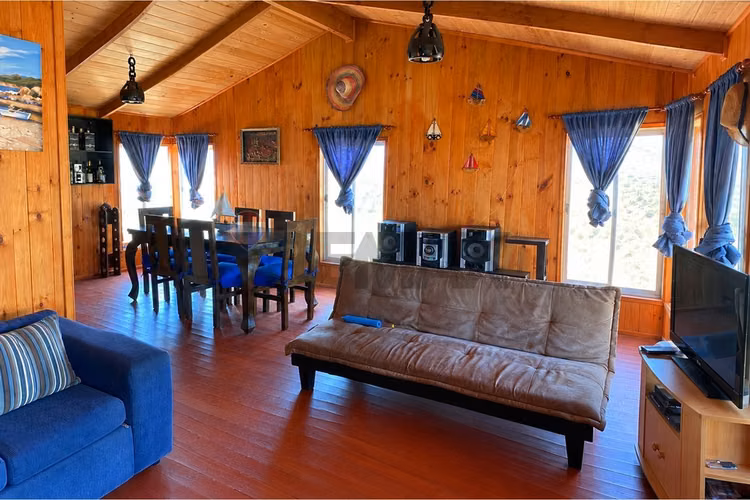 Casa con piscina y amplio terreno en los molles