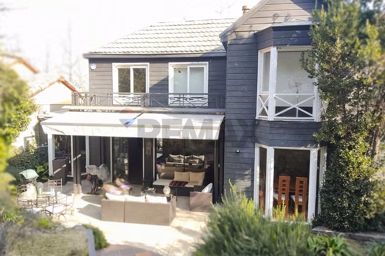 Casa con piscina,  5d 5b, acceso controlado