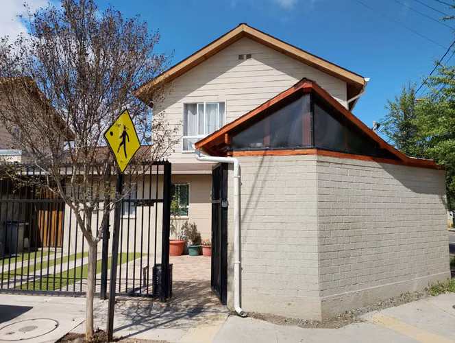 ¡CASA ESQUINA Y AISLADA EN BUIN!