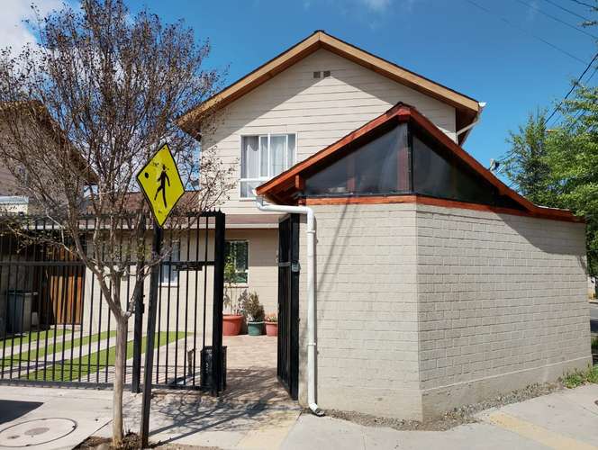 ¡CASA ESQUINA Y AISLADA EN BUIN!