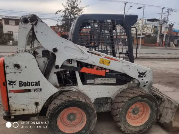 Arriendo de Minicargador Bobcat S530 / S570 - Movimiento de Tierra y Limpieza