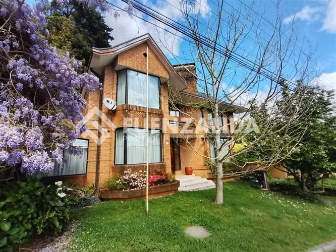 Vende Casa 3 Pisos 5D 5B Bello Entorno Natural Chiguayante