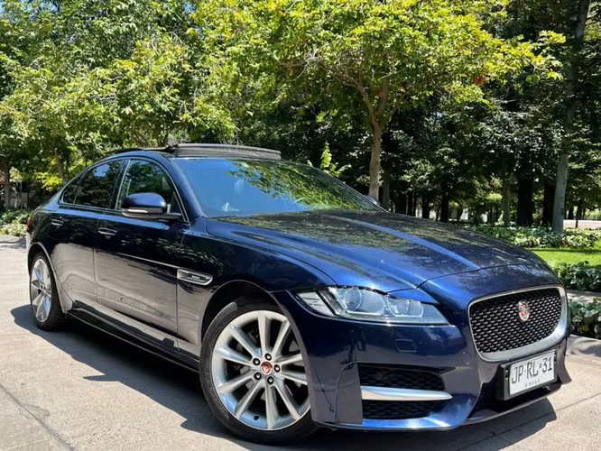 Jaguar XF R-Sport 2.0L Turbo AT RWD año 2017